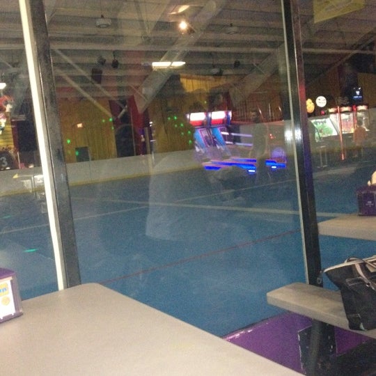 รูปภาพถ่ายที่ International Sports, Skating &amp; Fun  Centre โดย Casey S. เมื่อ 5/6/2012