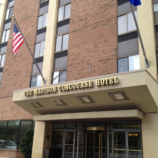 รูปภาพถ่ายที่ The Madison Concourse Hotel and Governor&#39;s Club โดย Brian J. เมื่อ 5/31/2012