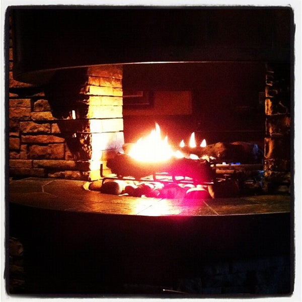 รูปภาพถ่ายที่ The Keg Steakhouse + Bar - Granville Island โดย Stacie B. เมื่อ 8/24/2012
