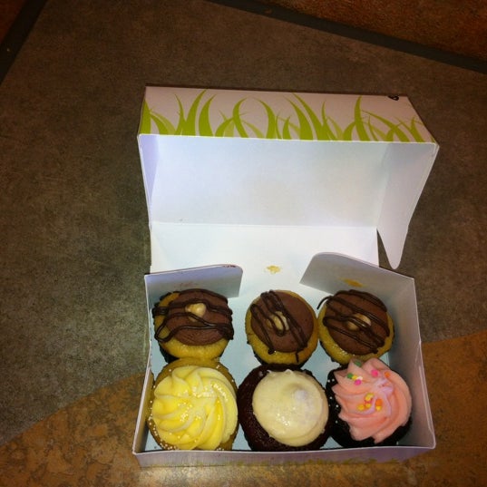 Das Foto wurde bei Misha&#39;s Cupcakes von Julia P. am 2/24/2012 aufgenommen