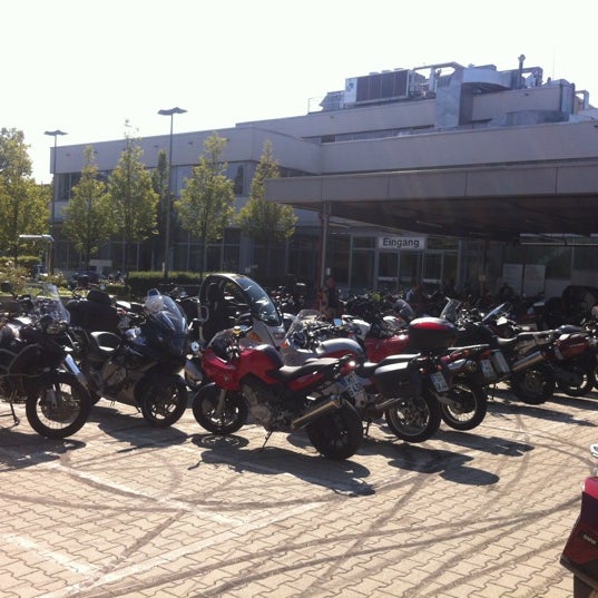 8/14/2012 tarihinde Vadim S.ziyaretçi tarafından BMW Motorrad Zentrum'de çekilen fotoğraf