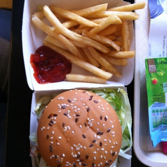 รูปภาพถ่ายที่ McDonald&#39;s โดย Cynthia M. เมื่อ 7/18/2012