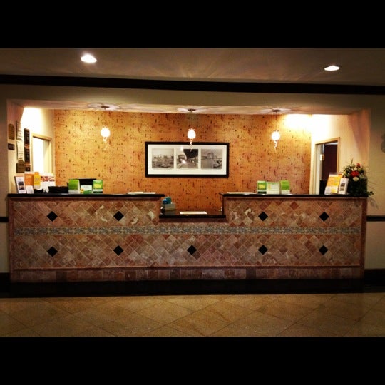 Foto tirada no(a) La Quinta Inn &amp; Suites Tampa Central por Elle D. em 6/2/2012