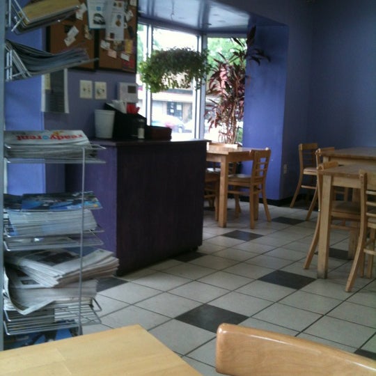 4/22/2012 tarihinde Erlie P.ziyaretçi tarafından Windows Cafe &amp; Market'de çekilen fotoğraf