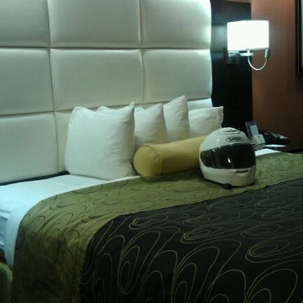 รูปภาพถ่ายที่ Best Western Plus Jfk Inn &amp; Suites โดย Serottared เมื่อ 3/8/2012