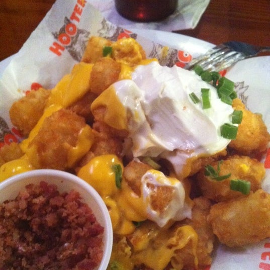 Photo taken at Hooters by Barbata on 3/1/2012