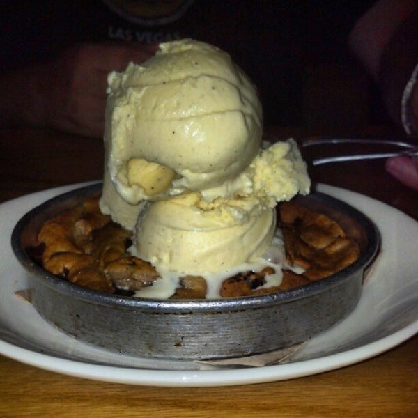 Photo taken at BJ&#39;s Restaurant &amp; Brewhouse by Pearl G. on 8/16/2012