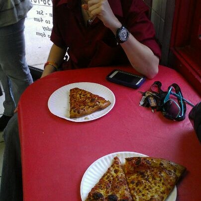 Снимок сделан в Santora&#39;s Pizza пользователем Anna F. 2/23/2012