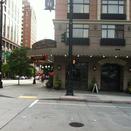 Das Foto wurde bei The Paramount Hotel Seattle von Irene T. am 6/22/2012 aufgenommen