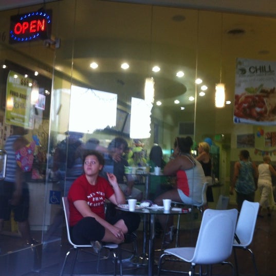 รูปภาพถ่ายที่ Chill Frozen Yogurt Crepes &amp; Coffee โดย Eka L. เมื่อ 8/15/2012