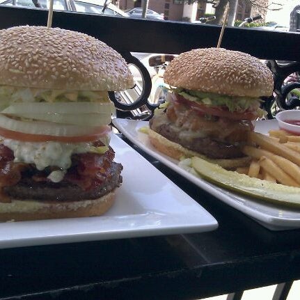 รูปภาพถ่ายที่ Nicky Rottens Bar &amp; Burger Joint โดย Christiane .. เมื่อ 2/12/2012
