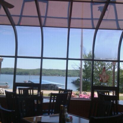 4/18/2012 tarihinde Teal B.ziyaretçi tarafından Fourwinds Lakeside Inn &amp; Marina'de çekilen fotoğraf
