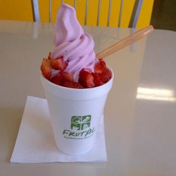 รูปภาพถ่ายที่ Frutal Yogurt โดย kauis v. เมื่อ 8/23/2012
