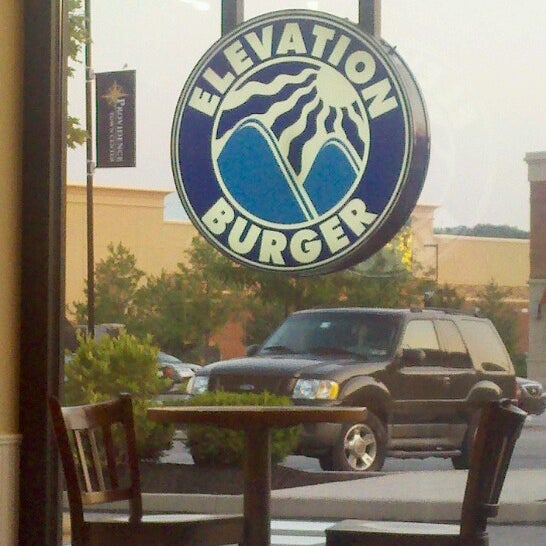 Foto tirada no(a) Elevation Burger por Jon S. em 6/21/2012