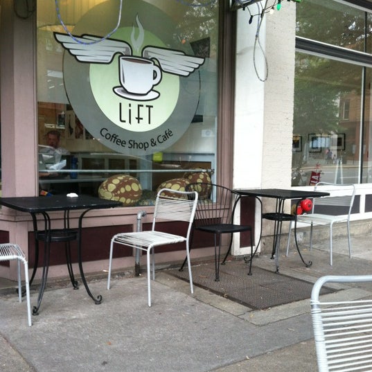 รูปภาพถ่ายที่ Lift Coffee Shop &amp; Café โดย Chris P. เมื่อ 5/17/2012