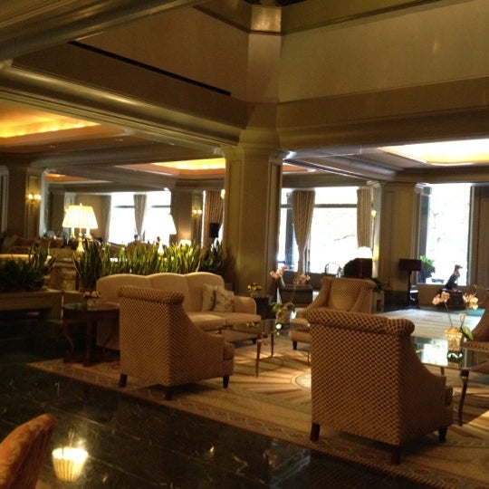 รูปภาพถ่ายที่ Windsor Court Hotel โดย Z เมื่อ 5/5/2012