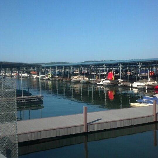 8/1/2012 tarihinde Steven S.ziyaretçi tarafından Fourwinds Lakeside Inn &amp; Marina'de çekilen fotoğraf