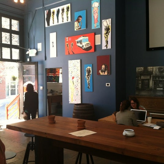 Foto tomada en 144 King Art Cafe  por Jason J. el 5/22/2012