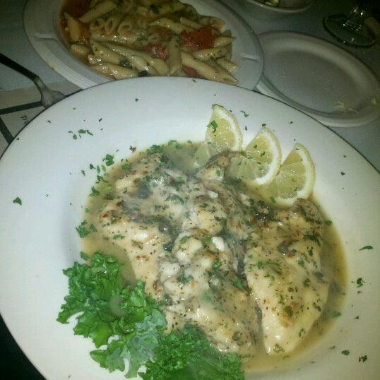 Foto diambil di Fortuna&#39;s Restaurant &amp; Banquets oleh Tricia pada 6/15/2012