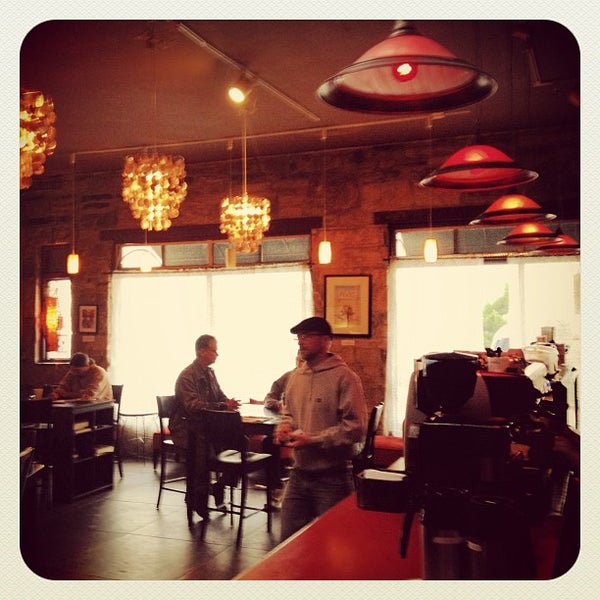 3/13/2012 tarihinde Coby M.ziyaretçi tarafından East Village Coffee Lounge'de çekilen fotoğraf