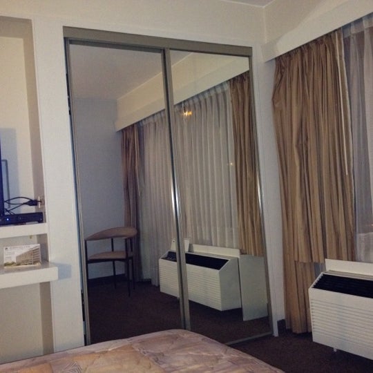 Foto diambil di Roosevelt Hotel &amp; Suites oleh Lina C. pada 3/15/2012