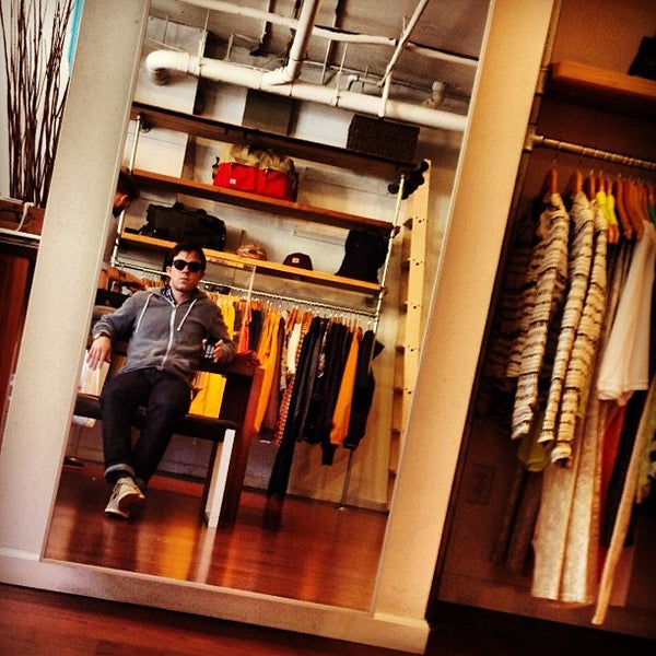 6/3/2012 tarihinde Jake L.ziyaretçi tarafından Azalea Boutique'de çekilen fotoğraf