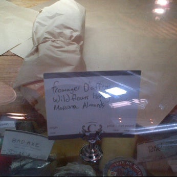 Foto diambil di Cheese Shop oleh Jennifer C. pada 7/1/2012