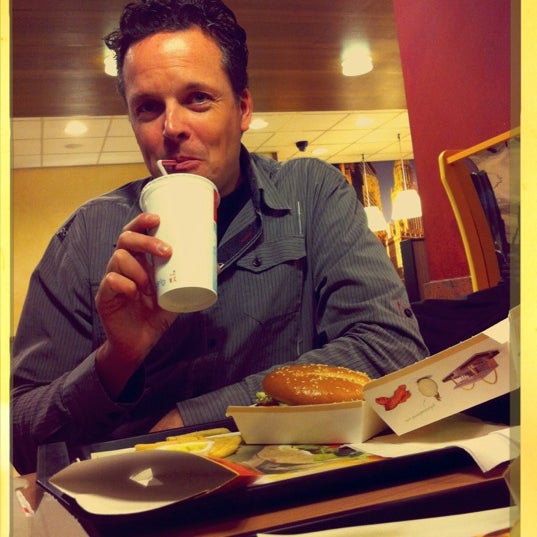 รูปภาพถ่ายที่ McDonald&#39;s โดย Cynthia A. เมื่อ 3/13/2012