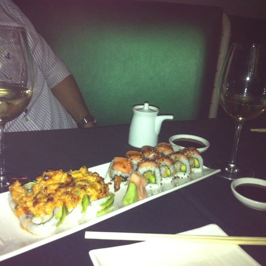 Foto scattata a Shari Sushi Lounge da Lydia C. il 8/4/2012