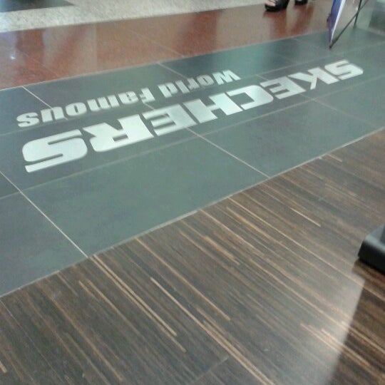 skechers tunjungan plaza