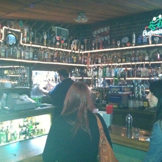 Das Foto wurde bei Old Tavern Bar &amp; Grill von Michelle P. am 4/22/2012 aufgenommen