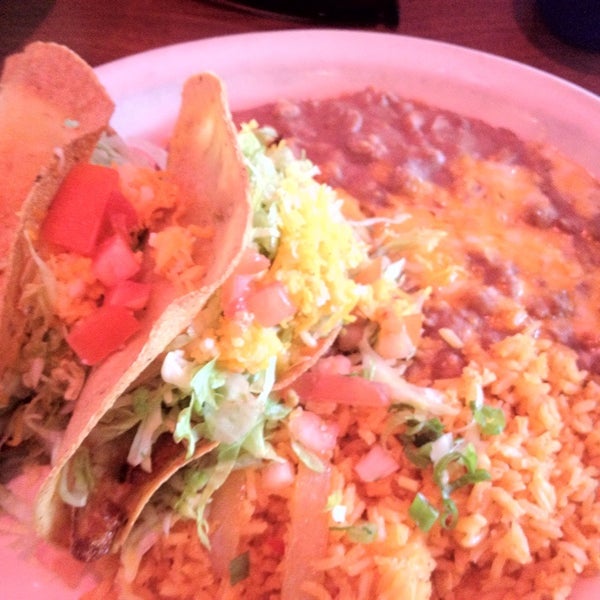 Снимок сделан в Manuel&#39;s Mexican Restaurant пользователем Calvin F. 8/16/2012