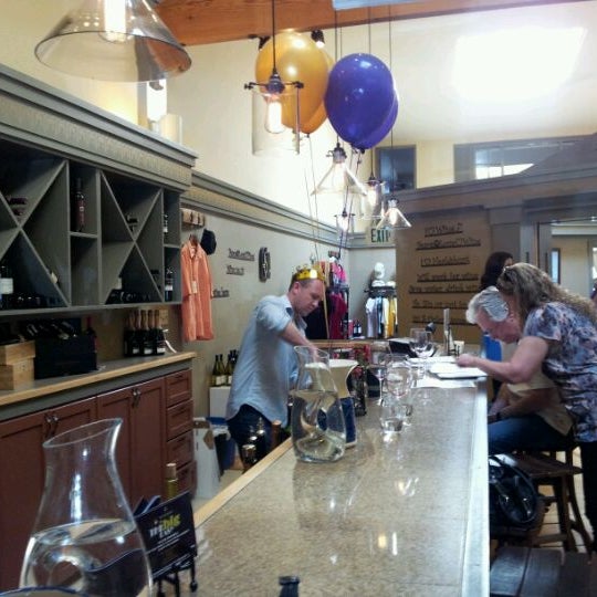 รูปภาพถ่ายที่ Windsor Vineyards Tasting Room โดย Duncan C. เมื่อ 4/21/2012