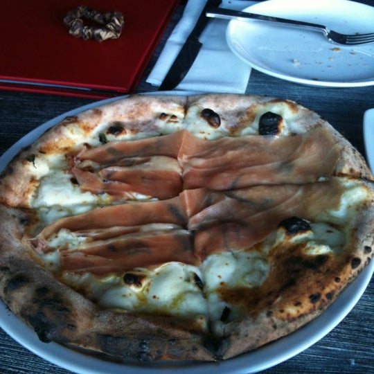 Снимок сделан в Pizza e Pazzi пользователем Carrie H. 5/6/2012