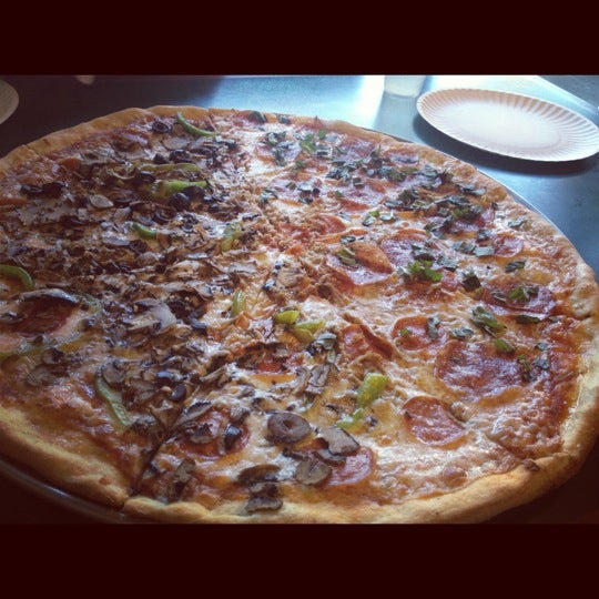 Das Foto wurde bei Bibo&#39;s NY Pizza von Cindicupcaking N. am 8/30/2012 aufgenommen