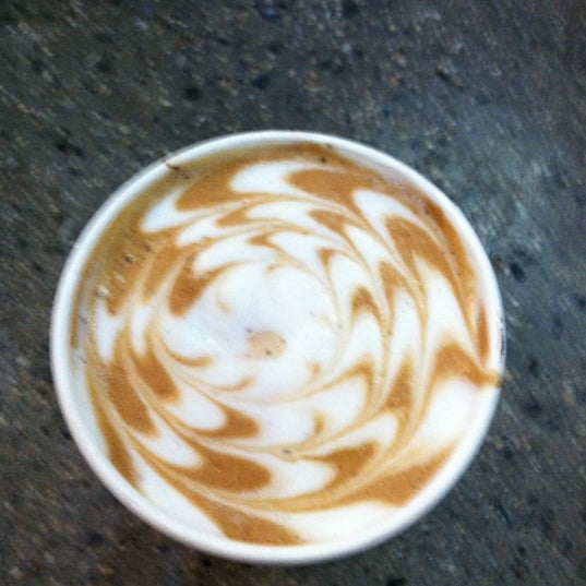 6/13/2012 tarihinde Nina S.ziyaretçi tarafından Groundwork Coffee'de çekilen fotoğraf