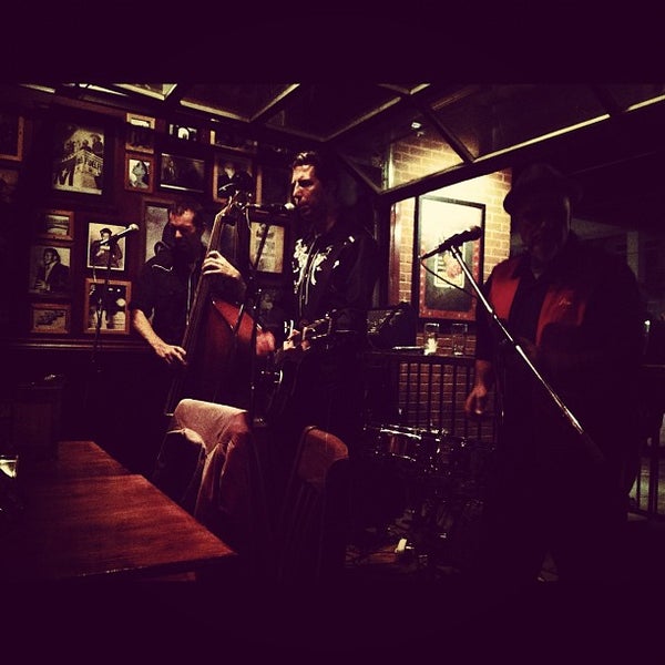 รูปภาพถ่ายที่ Castro&#39;s Lounge โดย Dave D. เมื่อ 6/26/2012