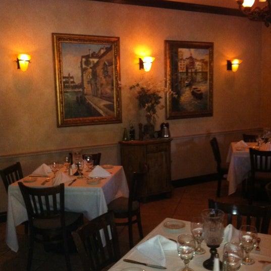 Foto tomada en Josephine&#39;s Italian Restaurant  por Chantelle L. el 4/2/2012