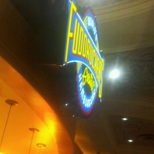 Photo taken at Fuddruckers by Hollywoodsoutyo L. on 6/9/2012