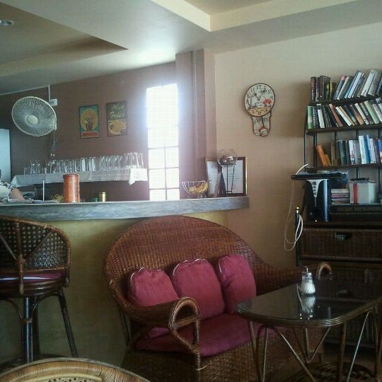 Foto diambil di The Sweet Cafe oleh Lena P. pada 3/5/2012
