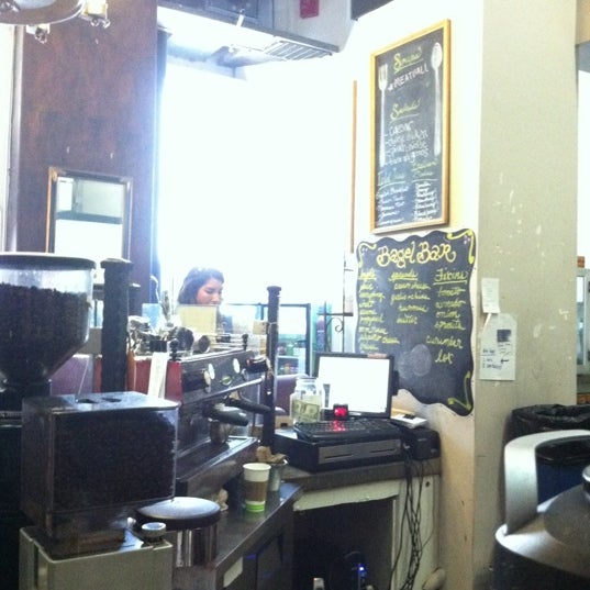 7/17/2012 tarihinde Nina S.ziyaretçi tarafından Groundwork Coffee'de çekilen fotoğraf