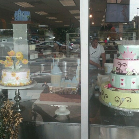 Foto diambil di Dewey&#39;s Bakery oleh Katrina W. pada 8/21/2012