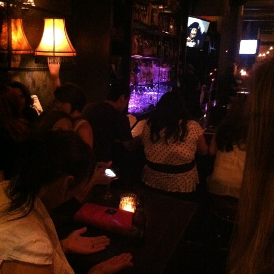 Foto diambil di Hemingway&#39;s Lounge oleh Lisa M. pada 6/3/2012