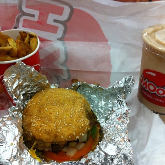 3/4/2012 tarihinde Carol E.ziyaretçi tarafından MOOYAH Burgers, Fries &amp; Shakes'de çekilen fotoğraf