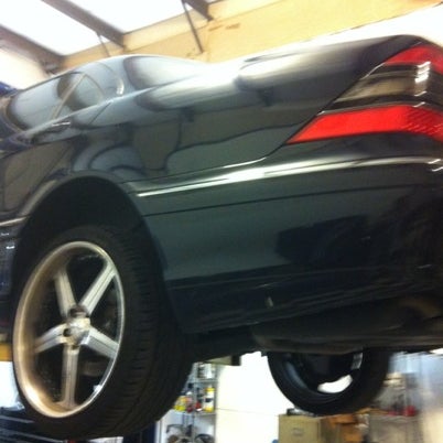 Foto diambil di Jesses Garage European Auto Repair oleh Sharon T. pada 7/27/2012