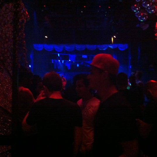 Снимок сделан в Krave Nightclub пользователем Marc H. 6/16/2012