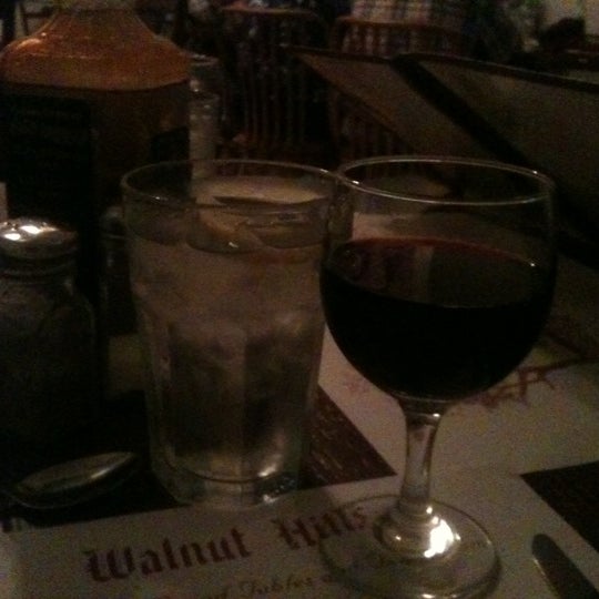 Foto tomada en Walnut Hills Restaurant &amp; Round Table  por Candis C. el 3/25/2012