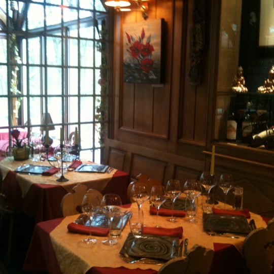 4/18/2012 tarihinde Elisabeth G.ziyaretçi tarafından Hotel Restaurant Les Pins Citotel Logis'de çekilen fotoğraf