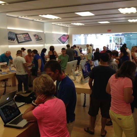 Photos at Apple Oakbrook Electronics Store in Oak Brook