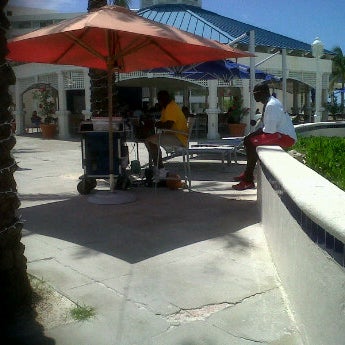 5/30/2012 tarihinde Cynara W.ziyaretçi tarafından Melia Nassau Beach - Main Pool'de çekilen fotoğraf